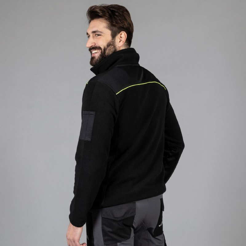 Vista posteriore del pile uomo tecnico nero con profili riflettenti sulle spalle.