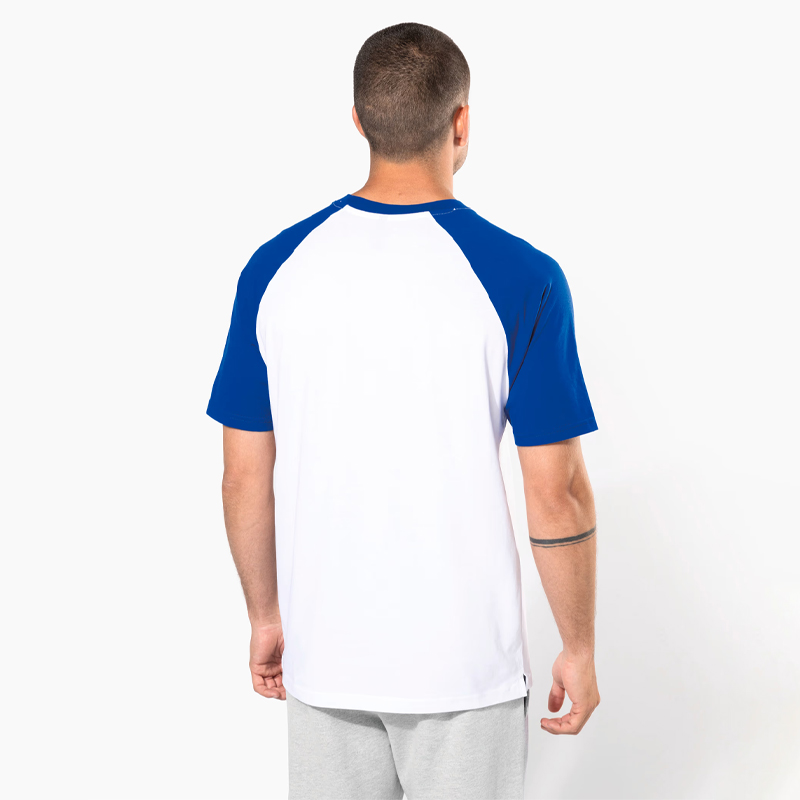 Retro della t-shirt raglan bicolore bianco e blu per uomo.