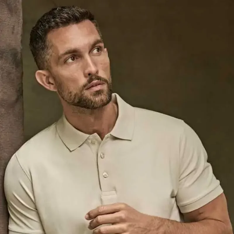 Modello con polo luxury stretch color sabbia in primo piano