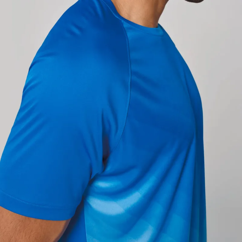 Dettaglio ravvicinato del tessuto tecnico traspirante della t-shirt sportiva Proact.