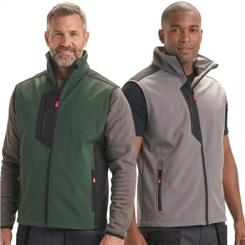 Due uomini indossano il gilet softshell bicolore Cork, verde e grigio.