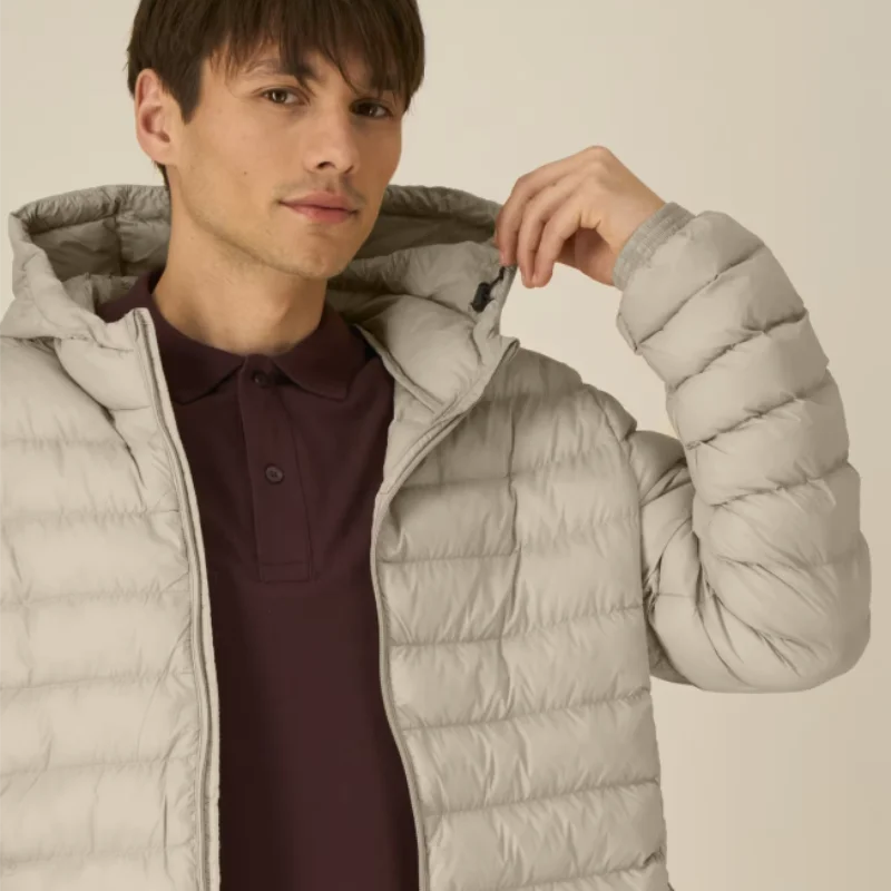 Dettaglio piumino leggero Voyager 2.0 color beige con cappuccio