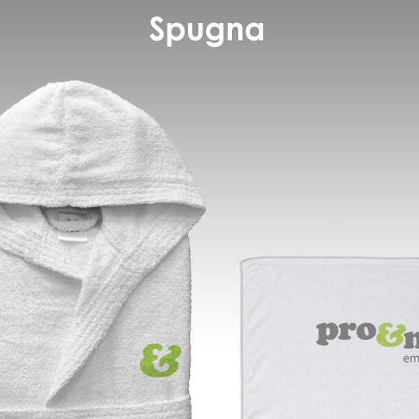 Accappatoio in spugna bianca con cappuccio e asciugamano personalizzati con logo ricamato pro&motion.