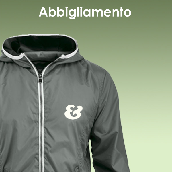 Giacca a vento grigia personalizzata con logo pro&motion su sfondo verde