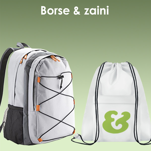 Zaino tecnico grigio e sacca a zainetto bianca personalizzabile con logo pro&motion su sfondo verde.