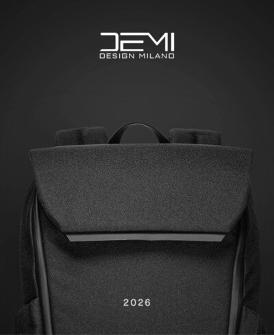 Zaino di Demi Milano accompagnato da un'elegante sfondo nero