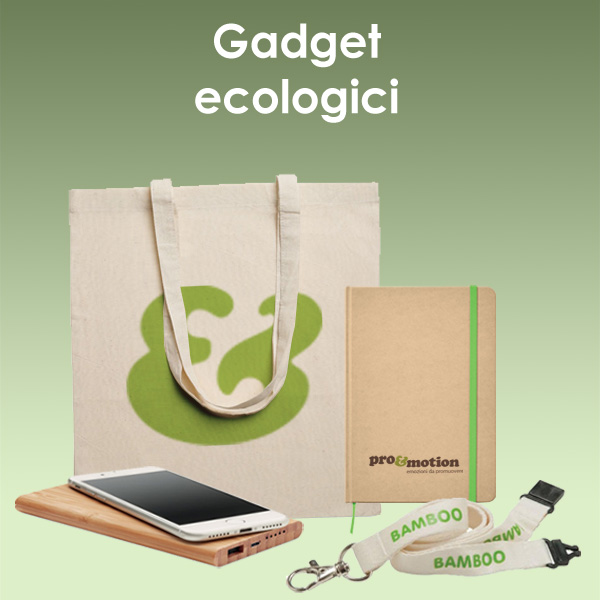 Set di gadget ecologici personalizzati pro&motion: shopper in cotone, taccuino in carta riciclata, power bank in bambù e cordino lanyard ecosostenibile.