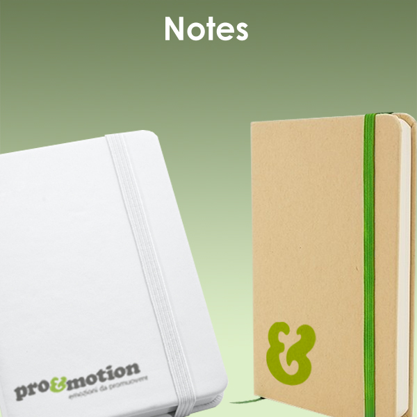 Coppia di taccuini personalizzati pro&motion, uno bianco e uno in carta kraft con elastico verde, ideali per merchandising aziendale ecosostenibile.