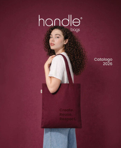 Copertina catalogo 2026 Handle Bags con modella che indossa una borsa tote color bordeaux in cotone riciclato con scritta Create Reuse Respect.