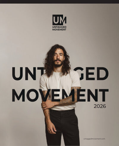 Copertina del catalogo Untagged Movement 2026 di Pro&Motion Srl con modello dallo stile urban e abbigliamento minimal.