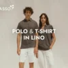 Un uomo e una donna posano con abbigliamento in lino del brand Spasso. L'uomo indossa una polo grigio scuro e pantaloncini bianchi, la donna una t-shirt polo grigio scuro e pantaloni bianchi. Testo in evidenza: "POLO & T-SHIRT IN LINO".