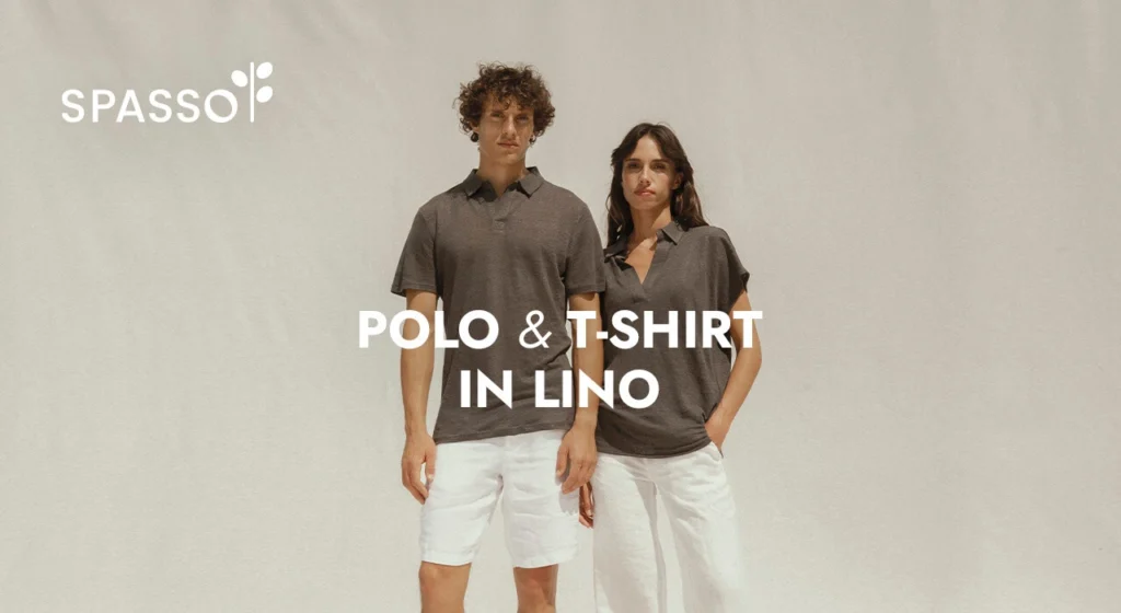 Un uomo e una donna posano con abbigliamento in lino del brand Spasso. L'uomo indossa una polo grigio scuro e pantaloncini bianchi, la donna una t-shirt polo grigio scuro e pantaloni bianchi. Testo in evidenza: "POLO & T-SHIRT IN LINO".