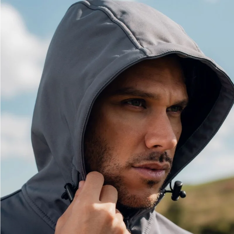 Uomo indossa giubbotto softshell grigio modello Austria con cappuccio