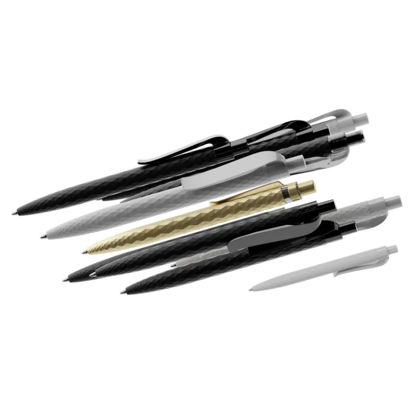Selezione di penne personalizzate Prodir QS01 in vari colori e finiture opache, metallizzate e dorate con texture geometrica tridimensionale.