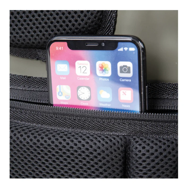 Smartphone inserito nella tasca interna nascosta con zip sullo schienale dello zaino.