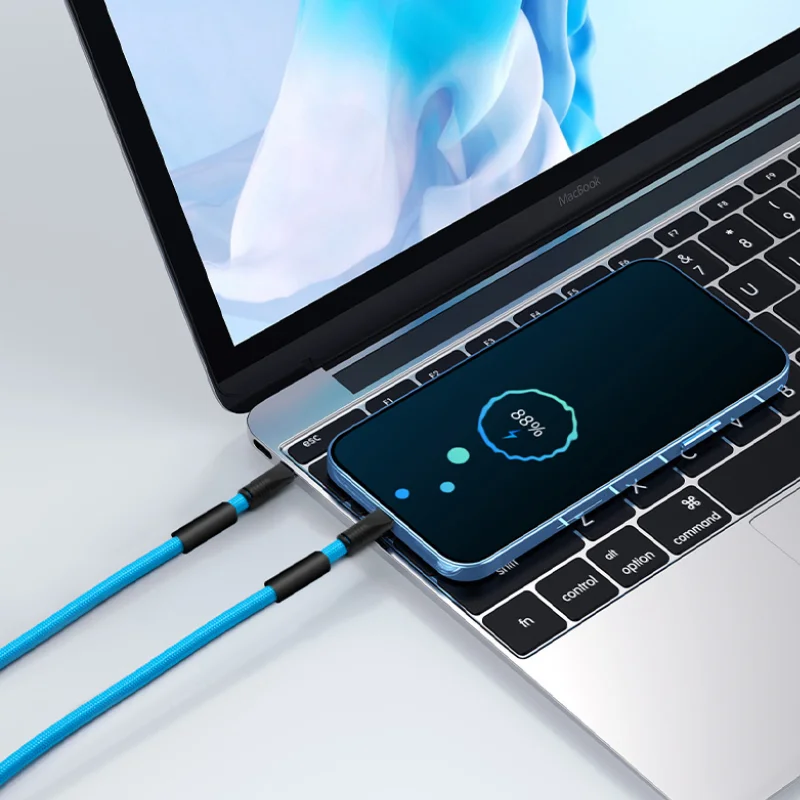 Cordino portacellulare multifunzione collegato a laptop in ufficio