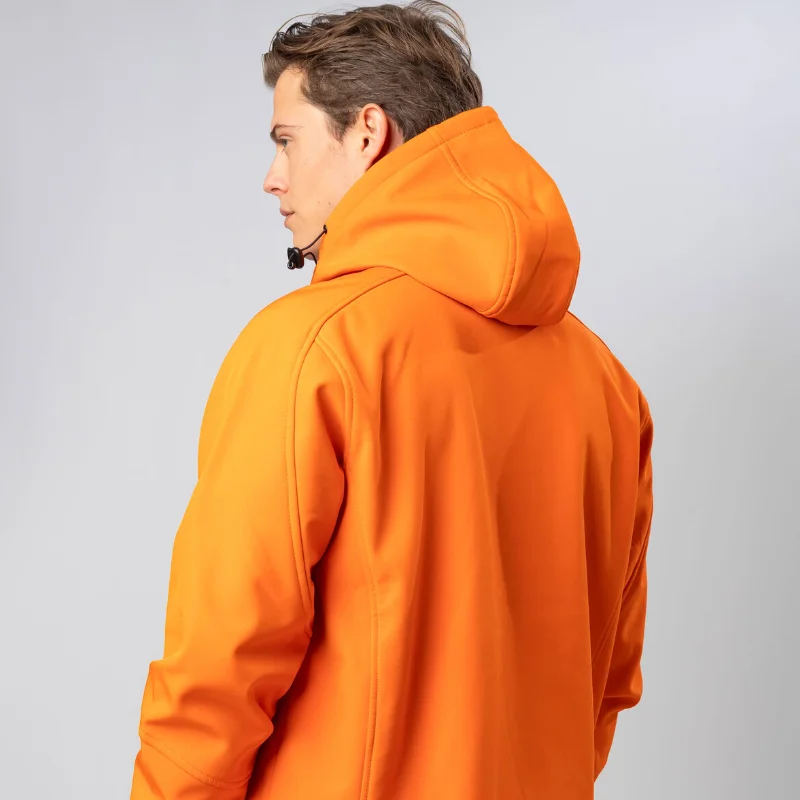 Vista posteriore della giacca softshell 3 strati Storm colore arancione con cappuccio regolabile.