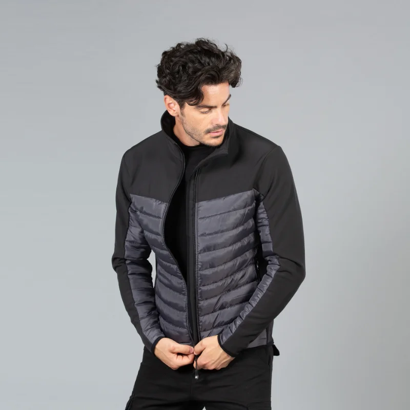 Modello indossa giubbino Bergen colore nero con cerniere YKK e dettagli in softshell.