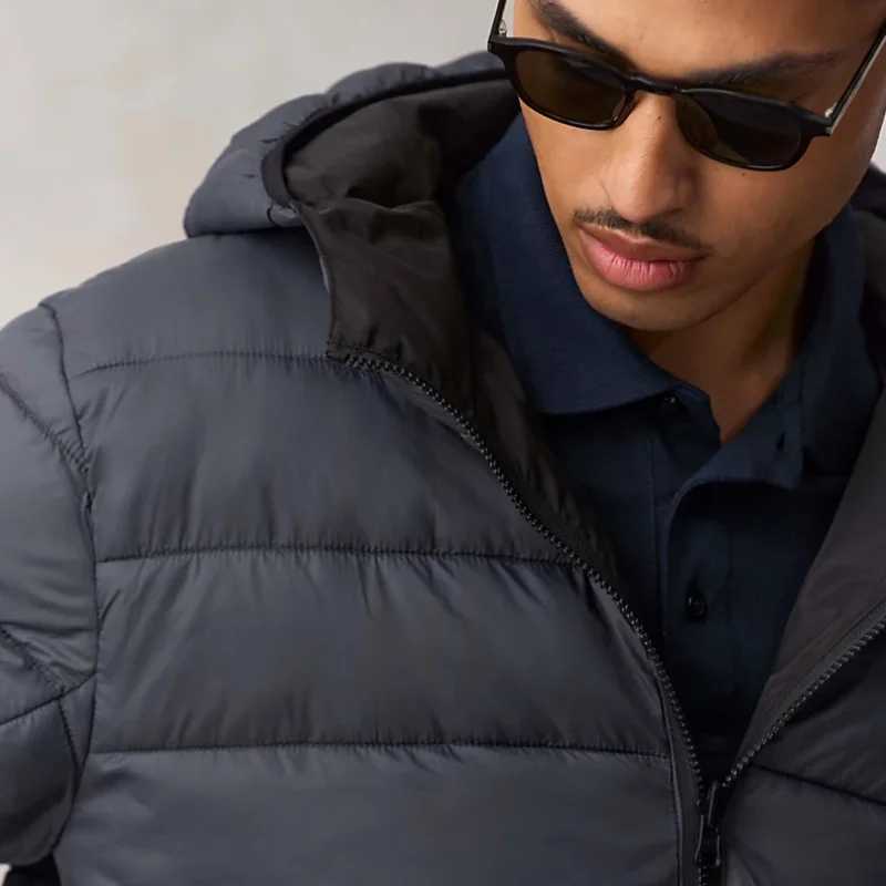 Dettaglio del tessuto softshell tecnico e finiture del parka reversibile Pro&Motion.