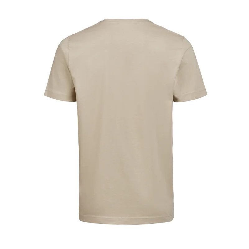 Vista posteriore di una t-shirt beige in cotone organico, taglio pulito e tessuto naturale.