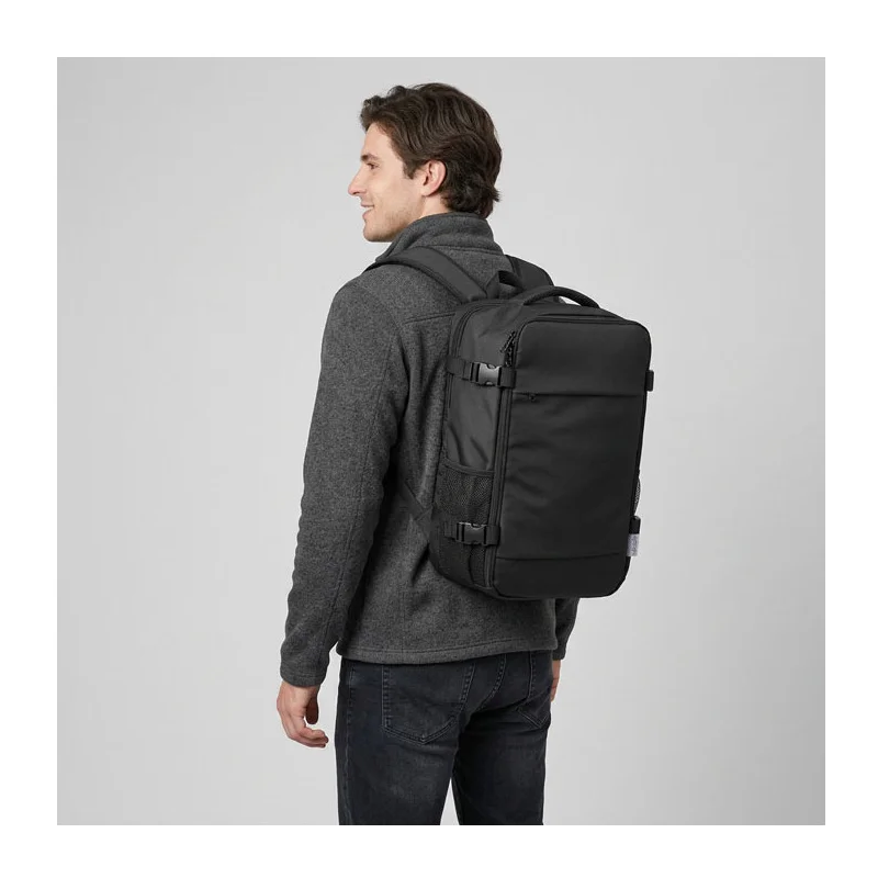 Uomo che indossa zaino Cabin Size Waterproof