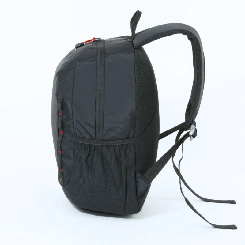 Profilo laterale dello zaino sportivo Expedition M nero con tasca laterale.