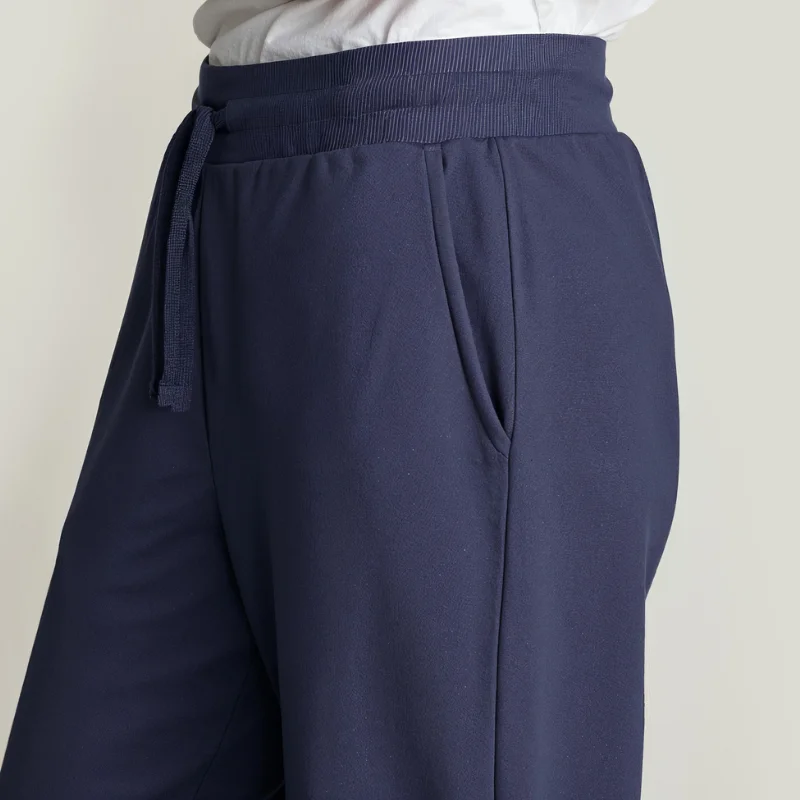 Dettaglio della vita a costine con coulisse regolabile e pratica tasca laterale dei jogger ecologici di Pro&motion srl.