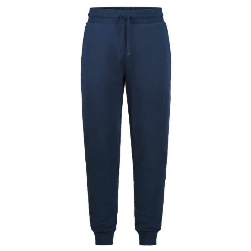 Pantaloni della tuta blu navy unisex in cotone certificato OCS e poliestere riciclato su sfondo bianco.