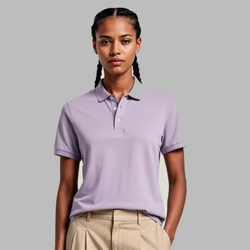 Modella che indossa una polo unisex color lilla in tessuto piqué ecosostenibile con colletto a coste.