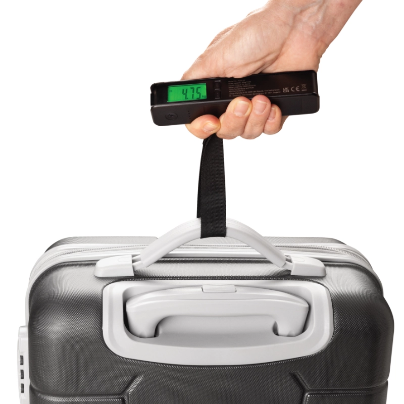 Persona che pesa una valigia da viaggio usando la bilancia digitale portatile Swiss Peak