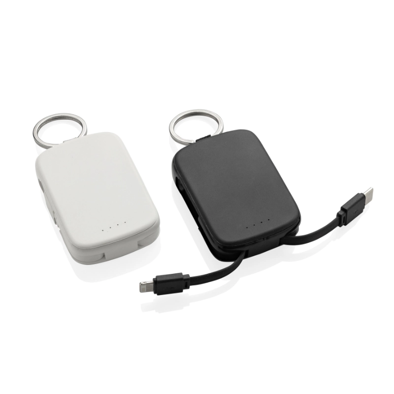 Due portachiavi powerbank Nexo RCS con cavi estraibili, disponibili nelle varianti di colore bianco e nero.