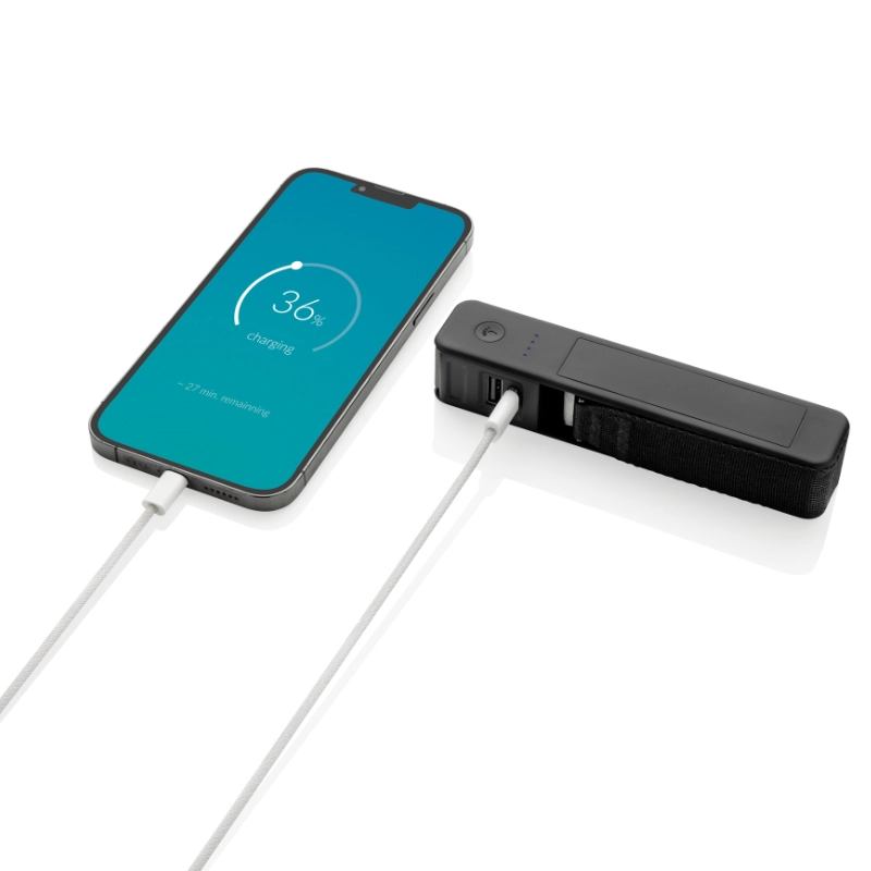Gadget da viaggio 5 in 1 mentre ricarica uno smartphone tramite cavo USB